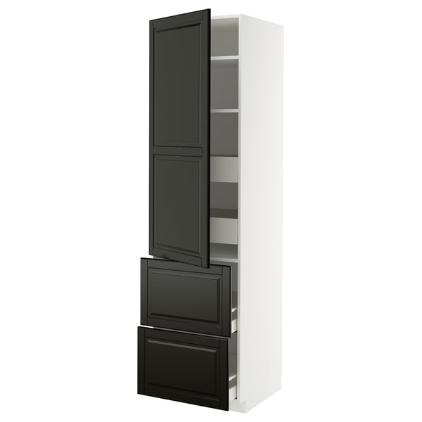 Armoire de cuisine METOD moderne blanche avec portes bodbyn biseautées noires, haute et mince, dotée d’étagères réglables et de tiroirs à fermeture amortie.