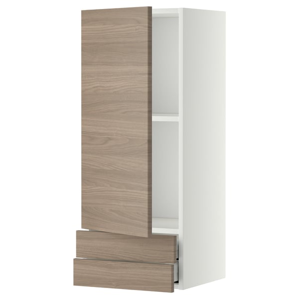 Un meuble de cuisine METOD blanc avec une porte à motif de noyer et deux tiroirs assortis, doté de poignées élégantes et d’un design moderne.