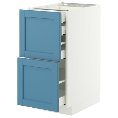 Armoire METOD avec portes à tiroirs bleues, cadre blanc, rectangulaire, design de cuisine moderne.