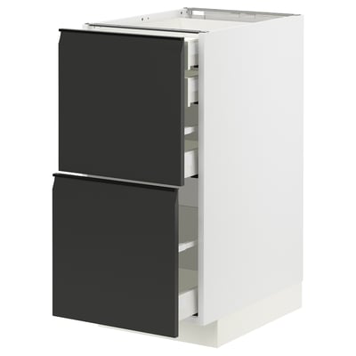 Armoire de cuisine moderne en noir et blanc avec trois tiroirs et poignées élégantes.