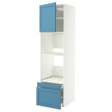 Affiche une armoire haute METOD blanche avec des portes bleues. Il dispose de deux étagères réglables et de deux tiroirs, dont un avec une porte bleue partiellement ouverte.