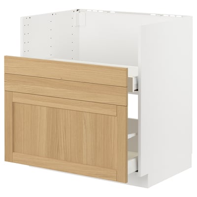 Armoire blanche avec tiroirs en chêne.