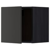 Armoire de cuisine moderne noire. Design carré et élégant avec finition en bois foncé. La porte ouverte révèle un intérieur simple.