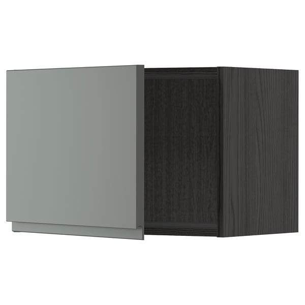 Une armoire de cuisine grise moderne avec une finition élégante et foncée et des poignées intégrées.