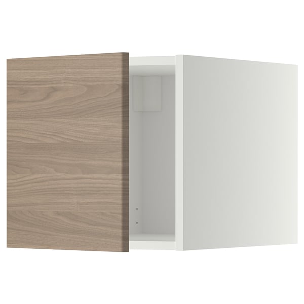 Armoire de cuisine moderne METOD avec façade en brokhult à motif de noyer, porte en bois clair et cadre blanc.