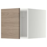 Armoire de cuisine moderne METOD avec façade en brokhult à motif de noyer, porte en bois clair et cadre blanc.