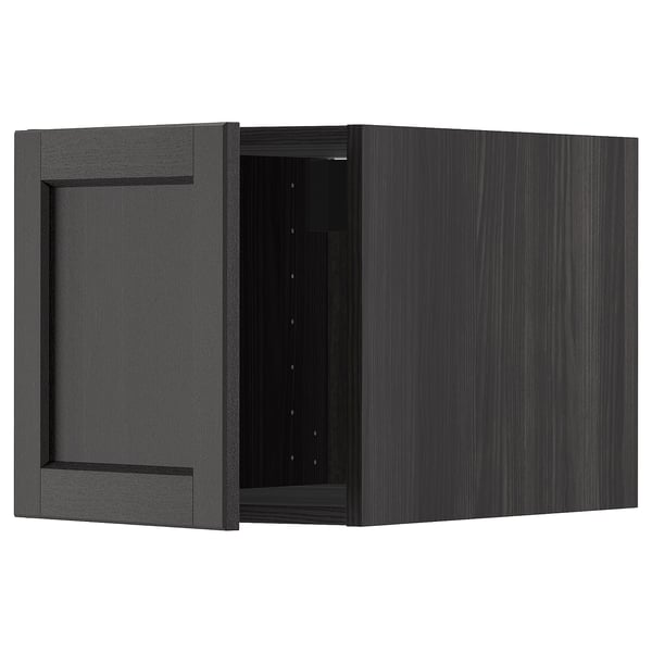 Armoire grise, porte ouverte laissant apparaître des étagères.
