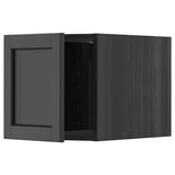 Armoire grise, porte ouverte laissant apparaître des étagères.