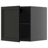 Armoire de cuisine noire avec porte ouverte, deux étagères.