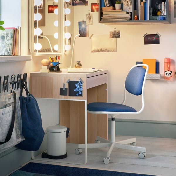 Bureau propre avec bureau MICKE, chaise bleue, photos, miroir