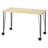 Un bureau MITTCIRKEL avec des pieds et des roulettes en métal noir. Il s’agit d’un plateau en bois léger et d’un design minimaliste, idéal pour les espaces compacts.