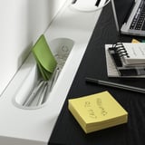Bureau avec organisateur pour stylos, post-it, cahiers et ordinateur portable, favorisant un espace de travail organisé et efficace.