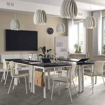 Tables de conférence MITTZON en noir avec chaises blanches. Moderne, minimaliste, convivial pour les réunions. Tables centrées, grandes fenêtres.