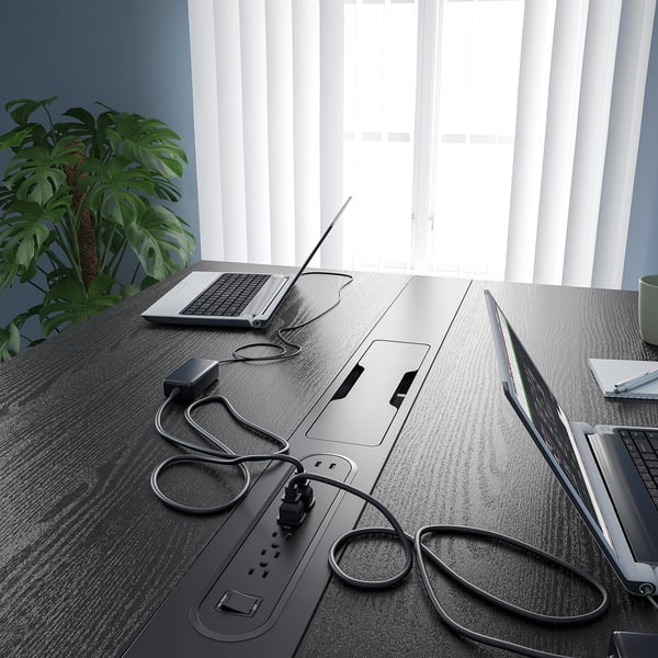 Table de conférence haute moderne avec prises de courant intégrées et gestion des câbles, parfaite pour les réunions et les espaces de co-working.