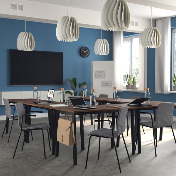 Bureau moderne avec table MITZZON, chaises grises et technologie.