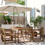 Ensemble de salle à manger d’extérieur NÄMMARÖ avec table, 4 chaises, parasol et boissons sur le pont.
