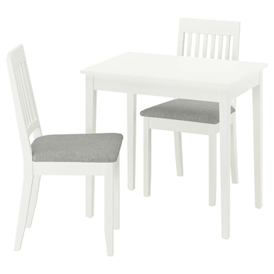 Un ensemble de salle à manger NÄSINGE blanc avec une table carrée et deux chaises rembourrées. Design simple et moderne, parfait pour les petits espaces.