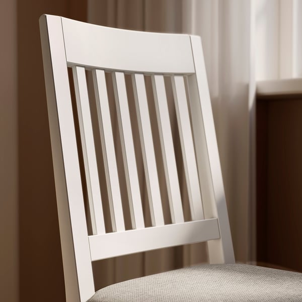 Dossier de la chaise de salle à manger NÄSINGE. Moderne, bois robuste, design à lattes. Lignes épurées, finition de qualité.
