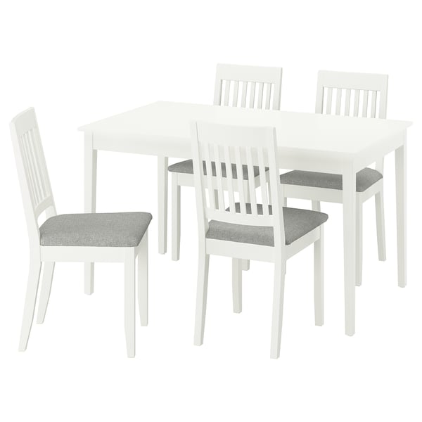 Un ensemble de salle à manger NÄSINGE blanc avec une table carrée et quatre chaises, chacune avec des sièges rembourrés gris.