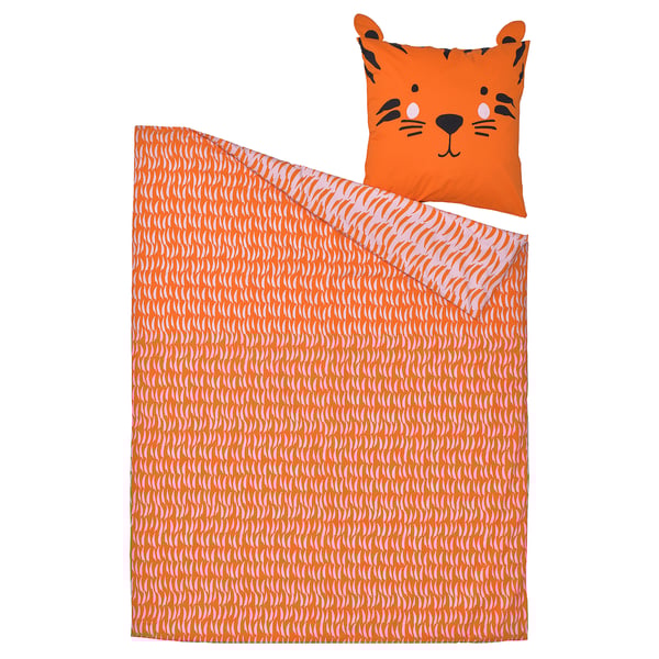 La parure de lit NATTHÄGER, ornée d’un imprimé tigre orange, comprend une couverture douillette et un oreiller pour le visage du tigre. Parfait pour les enfants à l’imagination débordante.