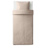 Vue de dessus du lit simple à rayures beiges avec couette et oreiller NATTJASMIN, mettant en valeur le tissu satiné avec des rayures subtiles.