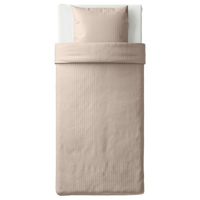 Vue de dessus du lit simple à rayures beiges avec couette et oreiller NATTJASMIN, mettant en valeur le tissu satiné avec des rayures subtiles.