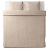 Une parure de lit NATTJASMIN en beige. Il s’agit d’un design lisse et rayé avec un mélange de coton et de lyocell, créant un aspect brillant et doux.