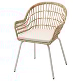 Chaise en osier NILSOV, rotin naturel et bambou, coussin beige, pieds blancs, forme ronde, design aéré.