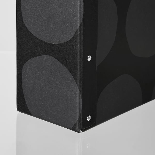Boîte recyclée à motifs noir et blanc avec attaches argentées.