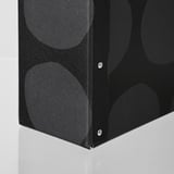 Boîte recyclée à motifs noir et blanc avec attaches argentées.