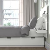 Lit à 3 tiroirs, tête de lit blanche avec étagère et boîte, literie grise. Convient pour ranger des objets sous le lit.