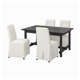 L’ensemble de salle à manger NORDVIKEN est composé d’une table rectangulaire noire avec des rallonges extensibles et de quatre chaises rembourrées de couleur crème.