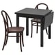 Petite table à manger carrée noire avec deux chaises en bois sombre. La table a des abattants ; Les chaises ont des dossiers et des sièges incurvés.