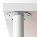 Pied de table blanc fixé avec des vis sur le dessous de la table, présentant une conception robuste et réglable.