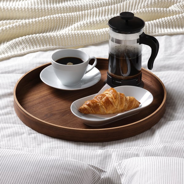Plateau en bois avec carafe à café, tasse et croissant, parfait pour servir le petit-déjeuner au lit.