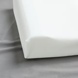 Oreiller ergonomique en mousse, design blanc élégant, soutient la tête et le cou, idéal pour les dormeurs sur le côté et sur le dos.