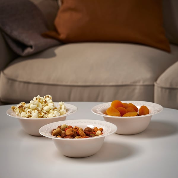Trois bols sur une table. L’un avec du pop-corn, un autre avec des abricots secs et un avec des noix mélangées. Marcher en avant, servir à partager.