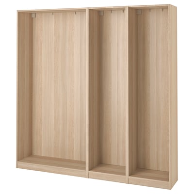 Armoire PAX en bois clair avec 3 sections vides, design minimaliste.