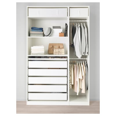 Armoire blanche bien organisée avec des étagères, des tiroirs et un espace de suspension pour les vêtements et les accessoires.