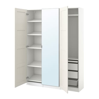 Armoire PAX blanche avec portes en miroir, étagères en métal et paniers en filet.