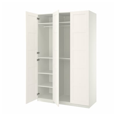 Armoire blanche IKEA PAX, ouverte, étagères blanches, design simple.