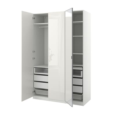 Une armoire PAX blanche ouverte avec des étagères et des tiroirs.