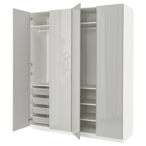 Cette image montre une armoire PAX blanche avec des portes ouvertes révélant des sections de rangement et des paniers en filet à l’intérieur.