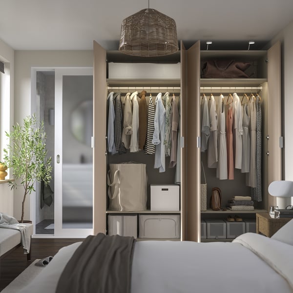 Armoire de chambre avec vêtements, étagères, tiroirs, pieds réglables, éclairage, plante, lit.