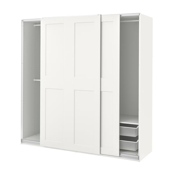 Armoire PAX blanche avec portes coulissantes et organisateurs intérieurs.