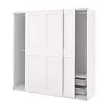 Armoire PAX blanche avec portes coulissantes et organisateurs intérieurs.