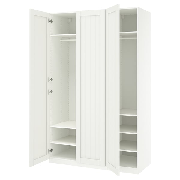 Une armoire ikea PAX blanche avec des portes ouvertes, révélant des étagères vides et une tringle de suspension à l’intérieur.