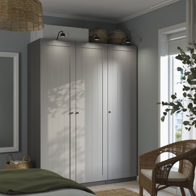 Armoire PAX blanche avec chaise tressée.