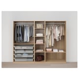 Armoire avec cintres, étagères et paniers en filet, exposant des vêtements et des accessoires.