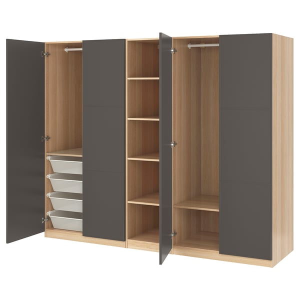 Armoire PAX moderne : portes gris foncé, intérieur en bois, étagères réglables, tiroir en maille.